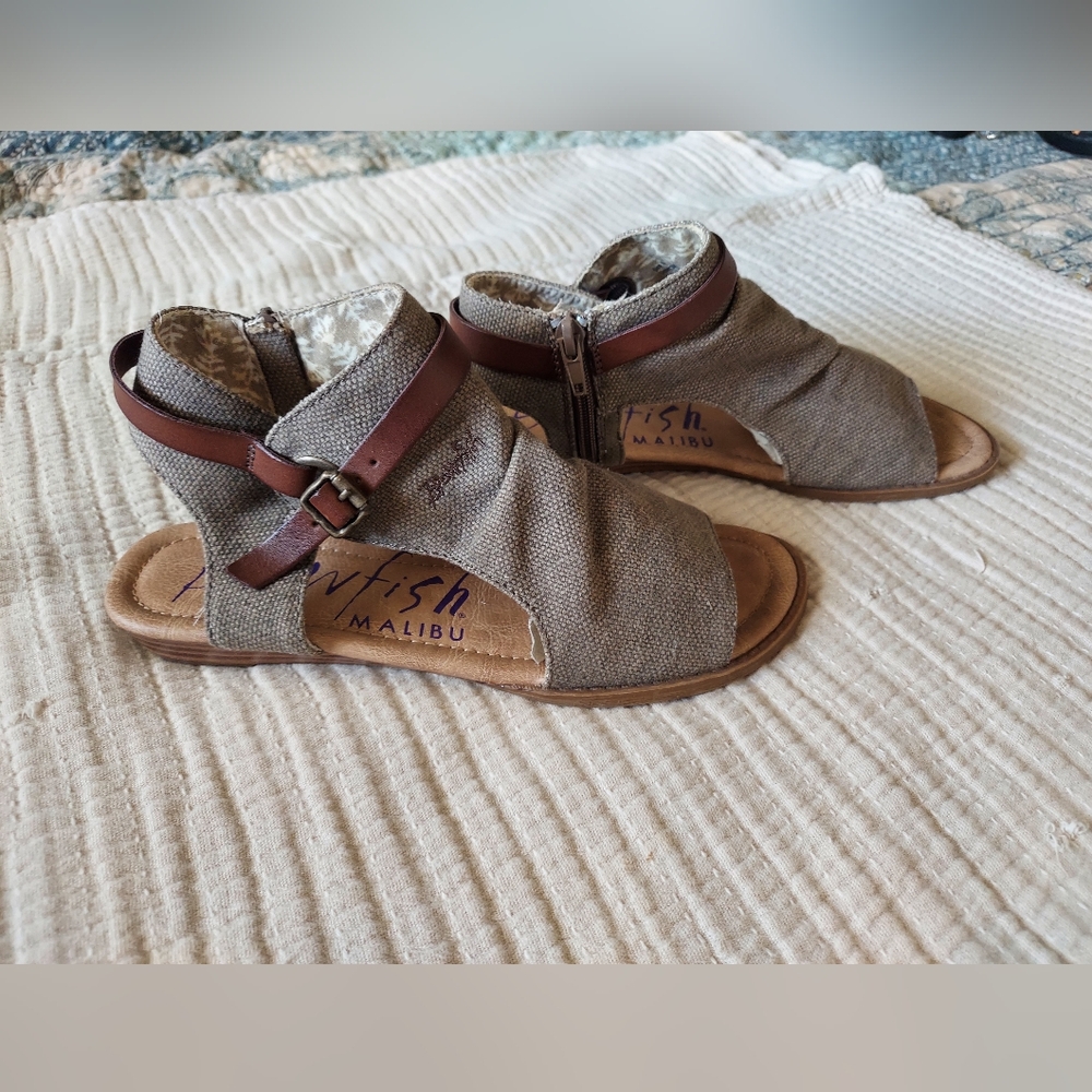 Cute zip-up sandals, size 8.